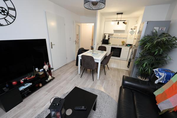 Dans résidence récente et sécurisée, joli 2 pièces avec grand balcon