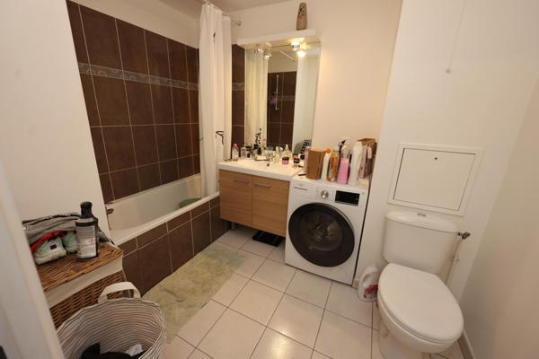 Dans résidence récente et sécurisée, joli 2 pièces avec grand balcon