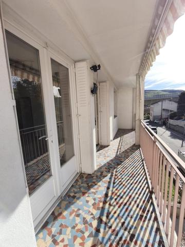 Beau balcon et jardin commun