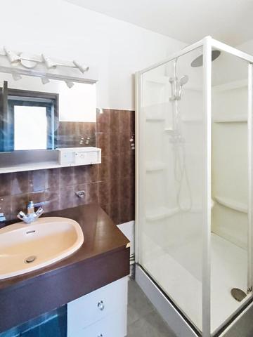 Beau balcon et jardin commun