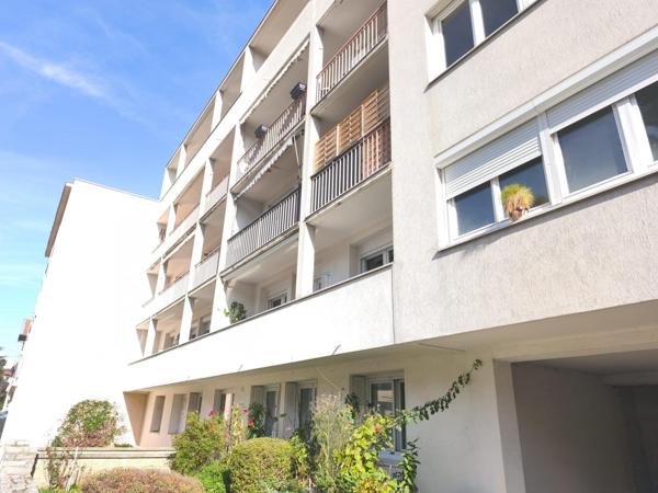 Beau balcon et jardin commun