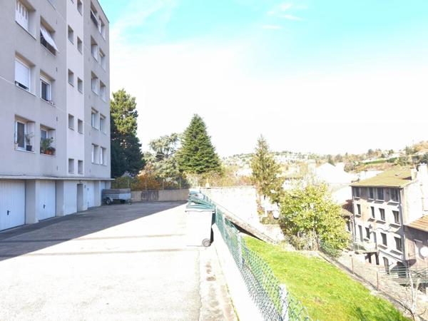 Beau balcon et jardin commun
