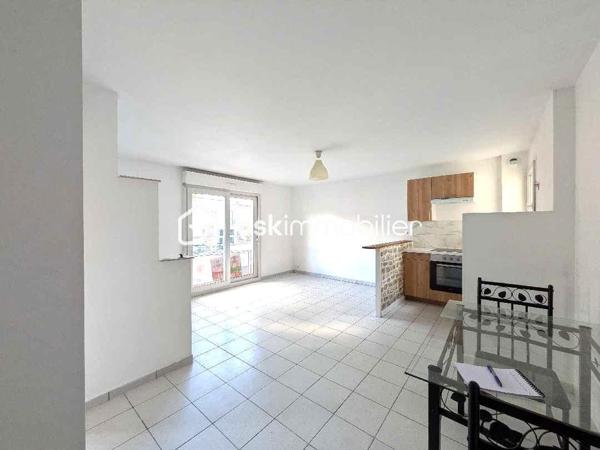 🏡 LIVRY-GARGAN – T2 DE 40,10 M² AVEC PARKING EXTÉRIEUR

À vendre à Livry-Gargan, découvrez cet agréable appartement 2 pièces de 40,10 m², situé au sein d’une résidence avec ascenseur et équipée d’un dispositif de vidéosurveillance.

🛋️ Une belle pièce de vie de 24 m² permet d’aménager confortablement un espace séjour et repas.

🍽️ Cuisine aménagée et équipée, fonctionnelle et pratique au quotidien.

🛏️ Une chambre avec placard complète l’espace nuit et offre un rangement appréciable.

🚗 Une place de stationnement extérieure complète ce bien.

📍 UN EMPLACEMENT PRATIQUE AU QUOTIDIEN

L’appartement bénéficie d’un environnement commerçant et pratique, avec de nombreux commerces et services de proximité dans le secteur : commerces alimentaires, pharmacie, restauration et services du quotidien.

🚌 Transports : Livry-Gargan bénéficie d’un réseau de bus et du Tram T4, permettant notamment de rejoindre les pôles de transport de Sevran-Livry et Bondy, avec des correspondances vers les RER B et E.

🚘 Accès routiers : la commune bénéficie d’une situation pratique pour les déplacements en voiture, notamment grâce à la RN3, avec des connexions vers les autoroutes A3 et A4.

⭐ LES ATOUTS DU BIEN

🔹 Pièce principale de 24 m²
🔹 Cuisine aménagée et équipée
🔹 Chambre avec placard
🔹 Parking extérieur
🔹 Résidence avec ascenseur
🔹 Copropriété sous vidéosurveillance
🔹 Commerces et services de proximité
🔹 Bus et Tram T4
🔹 Accès RN3 / A3 / A4

Un appartement fonctionnel et agréable, réunissant confort, stationnement et proximité des commerces et transports.

Une belle opportunité à découvrir à Livry-Gargan.

📞 Contactez-moi pour obtenir davantage d’informations et organiser votre visite.