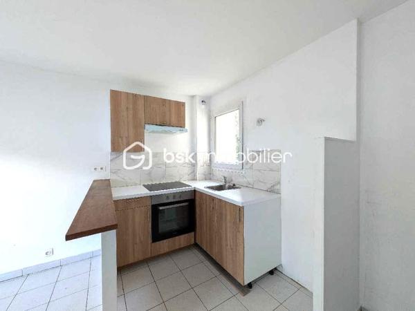 🏡 LIVRY-GARGAN – T2 DE 40,10 M² AVEC PARKING EXTÉRIEUR

À vendre à Livry-Gargan, découvrez cet agréable appartement 2 pièces de 40,10 m², situé au sein d’une résidence avec ascenseur et équipée d’un dispositif de vidéosurveillance.

🛋️ Une belle pièce de vie de 24 m² permet d’aménager confortablement un espace séjour et repas.

🍽️ Cuisine aménagée et équipée, fonctionnelle et pratique au quotidien.

🛏️ Une chambre avec placard complète l’espace nuit et offre un rangement appréciable.

🚗 Une place de stationnement extérieure complète ce bien.

📍 UN EMPLACEMENT PRATIQUE AU QUOTIDIEN

L’appartement bénéficie d’un environnement commerçant et pratique, avec de nombreux commerces et services de proximité dans le secteur : commerces alimentaires, pharmacie, restauration et services du quotidien.

🚌 Transports : Livry-Gargan bénéficie d’un réseau de bus et du Tram T4, permettant notamment de rejoindre les pôles de transport de Sevran-Livry et Bondy, avec des correspondances vers les RER B et E.

🚘 Accès routiers : la commune bénéficie d’une situation pratique pour les déplacements en voiture, notamment grâce à la RN3, avec des connexions vers les autoroutes A3 et A4.

⭐ LES ATOUTS DU BIEN

🔹 Pièce principale de 24 m²
🔹 Cuisine aménagée et équipée
🔹 Chambre avec placard
🔹 Parking extérieur
🔹 Résidence avec ascenseur
🔹 Copropriété sous vidéosurveillance
🔹 Commerces et services de proximité
🔹 Bus et Tram T4
🔹 Accès RN3 / A3 / A4

Un appartement fonctionnel et agréable, réunissant confort, stationnement et proximité des commerces et transports.

Une belle opportunité à découvrir à Livry-Gargan.

📞 Contactez-moi pour obtenir davantage d’informations et organiser votre visite.
