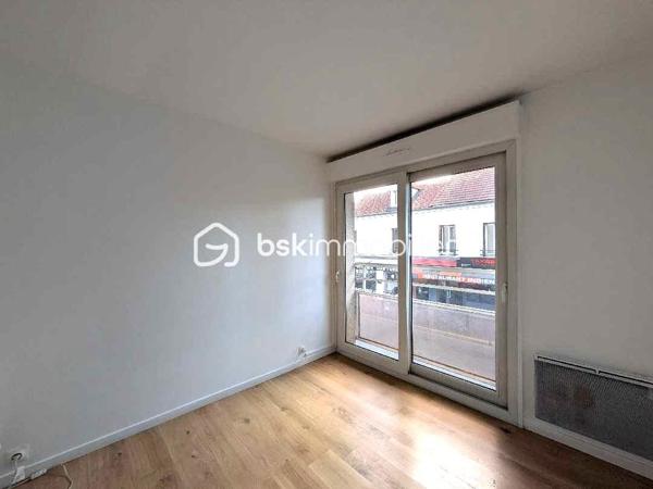 🏡 LIVRY-GARGAN – T2 DE 40,10 M² AVEC PARKING EXTÉRIEUR

À vendre à Livry-Gargan, découvrez cet agréable appartement 2 pièces de 40,10 m², situé au sein d’une résidence avec ascenseur et équipée d’un dispositif de vidéosurveillance.

🛋️ Une belle pièce de vie de 24 m² permet d’aménager confortablement un espace séjour et repas.

🍽️ Cuisine aménagée et équipée, fonctionnelle et pratique au quotidien.

🛏️ Une chambre avec placard complète l’espace nuit et offre un rangement appréciable.

🚗 Une place de stationnement extérieure complète ce bien.

📍 UN EMPLACEMENT PRATIQUE AU QUOTIDIEN

L’appartement bénéficie d’un environnement commerçant et pratique, avec de nombreux commerces et services de proximité dans le secteur : commerces alimentaires, pharmacie, restauration et services du quotidien.

🚌 Transports : Livry-Gargan bénéficie d’un réseau de bus et du Tram T4, permettant notamment de rejoindre les pôles de transport de Sevran-Livry et Bondy, avec des correspondances vers les RER B et E.

🚘 Accès routiers : la commune bénéficie d’une situation pratique pour les déplacements en voiture, notamment grâce à la RN3, avec des connexions vers les autoroutes A3 et A4.

⭐ LES ATOUTS DU BIEN

🔹 Pièce principale de 24 m²
🔹 Cuisine aménagée et équipée
🔹 Chambre avec placard
🔹 Parking extérieur
🔹 Résidence avec ascenseur
🔹 Copropriété sous vidéosurveillance
🔹 Commerces et services de proximité
🔹 Bus et Tram T4
🔹 Accès RN3 / A3 / A4

Un appartement fonctionnel et agréable, réunissant confort, stationnement et proximité des commerces et transports.

Une belle opportunité à découvrir à Livry-Gargan.

📞 Contactez-moi pour obtenir davantage d’informations et organiser votre visite.