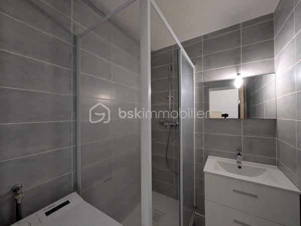 🏡 LIVRY-GARGAN – T2 DE 40,10 M² AVEC PARKING EXTÉRIEUR

À vendre à Livry-Gargan, découvrez cet agréable appartement 2 pièces de 40,10 m², situé au sein d’une résidence avec ascenseur et équipée d’un dispositif de vidéosurveillance.

🛋️ Une belle pièce de vie de 24 m² permet d’aménager confortablement un espace séjour et repas.

🍽️ Cuisine aménagée et équipée, fonctionnelle et pratique au quotidien.

🛏️ Une chambre avec placard complète l’espace nuit et offre un rangement appréciable.

🚗 Une place de stationnement extérieure complète ce bien.

📍 UN EMPLACEMENT PRATIQUE AU QUOTIDIEN

L’appartement bénéficie d’un environnement commerçant et pratique, avec de nombreux commerces et services de proximité dans le secteur : commerces alimentaires, pharmacie, restauration et services du quotidien.

🚌 Transports : Livry-Gargan bénéficie d’un réseau de bus et du Tram T4, permettant notamment de rejoindre les pôles de transport de Sevran-Livry et Bondy, avec des correspondances vers les RER B et E.

🚘 Accès routiers : la commune bénéficie d’une situation pratique pour les déplacements en voiture, notamment grâce à la RN3, avec des connexions vers les autoroutes A3 et A4.

⭐ LES ATOUTS DU BIEN

🔹 Pièce principale de 24 m²
🔹 Cuisine aménagée et équipée
🔹 Chambre avec placard
🔹 Parking extérieur
🔹 Résidence avec ascenseur
🔹 Copropriété sous vidéosurveillance
🔹 Commerces et services de proximité
🔹 Bus et Tram T4
🔹 Accès RN3 / A3 / A4

Un appartement fonctionnel et agréable, réunissant confort, stationnement et proximité des commerces et transports.

Une belle opportunité à découvrir à Livry-Gargan.

📞 Contactez-moi pour obtenir davantage d’informations et organiser votre visite.