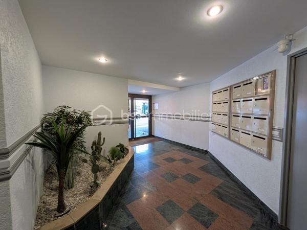 🏡 LIVRY-GARGAN – T2 DE 40,10 M² AVEC PARKING EXTÉRIEUR

À vendre à Livry-Gargan, découvrez cet agréable appartement 2 pièces de 40,10 m², situé au sein d’une résidence avec ascenseur et équipée d’un dispositif de vidéosurveillance.

🛋️ Une belle pièce de vie de 24 m² permet d’aménager confortablement un espace séjour et repas.

🍽️ Cuisine aménagée et équipée, fonctionnelle et pratique au quotidien.

🛏️ Une chambre avec placard complète l’espace nuit et offre un rangement appréciable.

🚗 Une place de stationnement extérieure complète ce bien.

📍 UN EMPLACEMENT PRATIQUE AU QUOTIDIEN

L’appartement bénéficie d’un environnement commerçant et pratique, avec de nombreux commerces et services de proximité dans le secteur : commerces alimentaires, pharmacie, restauration et services du quotidien.

🚌 Transports : Livry-Gargan bénéficie d’un réseau de bus et du Tram T4, permettant notamment de rejoindre les pôles de transport de Sevran-Livry et Bondy, avec des correspondances vers les RER B et E.

🚘 Accès routiers : la commune bénéficie d’une situation pratique pour les déplacements en voiture, notamment grâce à la RN3, avec des connexions vers les autoroutes A3 et A4.

⭐ LES ATOUTS DU BIEN

🔹 Pièce principale de 24 m²
🔹 Cuisine aménagée et équipée
🔹 Chambre avec placard
🔹 Parking extérieur
🔹 Résidence avec ascenseur
🔹 Copropriété sous vidéosurveillance
🔹 Commerces et services de proximité
🔹 Bus et Tram T4
🔹 Accès RN3 / A3 / A4

Un appartement fonctionnel et agréable, réunissant confort, stationnement et proximité des commerces et transports.

Une belle opportunité à découvrir à Livry-Gargan.

📞 Contactez-moi pour obtenir davantage d’informations et organiser votre visite.