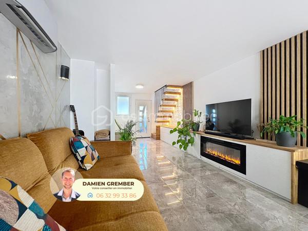 Dans le secteur recherché du Ponant à La Grande-Motte, découvrez ce T3 en duplex entièrement rénové de 61 m² habitables avec terrasse et possibilité de place de stationnement.

Situé dans la résidence Les Rives de Corail au 3ème et dernier étage sans ascenseur, l’appartement se déploie sur deux niveaux et offre un intérieur véritablement prêt à habiter : aucun travaux à prévoir, il ne reste qu’à poser ses valises !

La rénovation, complète et particulièrement soignée, ne s’est pas limitée à l’esthétique. L’isolation thermique et phonique, y compris celle des sols, l’électricité et la plomberie ont été entièrement reprises. La climatisation réversible installée dans tout le logement complète ce niveau de confort.

Dès l’entrée, la pièce de vie séduit par son sol en marbre, ses finitions contemporaines et son remarquable escalier en bois et métal mis en valeur par un éclairage intégré. La cuisine ouverte, réalisée sur mesure avec un plan de travail en chêne, s’intègre harmonieusement au séjour.

L’espace de vie bénéficie également d’une cheminée électrique décorative et chauffante, de nombreux rangements intégrés ainsi que d’un coin bureau discret et fonctionnel. L’ancienne loggia, entièrement intégrée au séjour/cuisine, contribue à créer un volume généreux et convivial. Un WC indépendant est également présent au premier niveau.

À l’étage, l’agencement a été intelligemment repensé afin d’optimiser chaque mètre carré. Il comprend deux chambres avec rangements ainsi qu’une salle de bains agrandie avec un second WC et équipée d’une baignoire balnéo. 

L’une des chambres s’ouvre directement sur une agréable terrasse de 7 m², tournée vers la verdure, sans vis-à-vis direct et particulièrement plaisante en fin de journée.

Une place de stationnement privative et couverte, située dans la résidence juste sous l’appartement, peut compléter ce bien en sus. Une demande d’installation d’une prise de recharge pour véhicule électrique a été déposée auprès du syndic et demeure en cours d’instruction.

La vente d’une partie du mobilier peut également être envisagée.

Précision relative aux surfaces et à la loggia : le certificat de mesurage mentionne une superficie de 50,03 m² loi Carrez et de 60,50 m² au sol. Il désigne le premier niveau sous l’intitulé « séjour/cuisine/loggia » et indique que la loggia a été intégrée en totalité au séjour/cuisine. À ce jour, aucun document attestant l’autorisation de cette intégration n’a été remis au mandataire ; ce point fera l’objet d’une vérification transparente dans le cadre du dossier de vente.

Découvrez en exclusivité cette pépite : coup de cœur assuré !

⸻

📞 Intéressé(e) ?

🎥 Accédez à la Visite virtuelle 360° depuis l'annonce pour une découverte immersive en toute autonomie.
Contactez Damien GREMBER – BSK Immobilier pour tout renseignement ou pour une visite sur place.