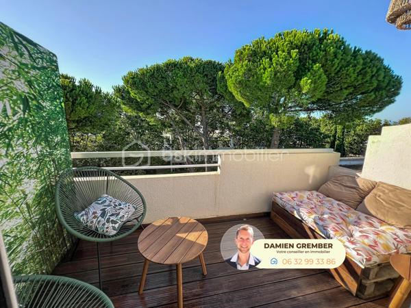 Dans le secteur recherché du Ponant à La Grande-Motte, découvrez ce T3 en duplex entièrement rénové de 61 m² habitables avec terrasse et possibilité de place de stationnement.

Situé dans la résidence Les Rives de Corail au 3ème et dernier étage sans ascenseur, l’appartement se déploie sur deux niveaux et offre un intérieur véritablement prêt à habiter : aucun travaux à prévoir, il ne reste qu’à poser ses valises !

La rénovation, complète et particulièrement soignée, ne s’est pas limitée à l’esthétique. L’isolation thermique et phonique, y compris celle des sols, l’électricité et la plomberie ont été entièrement reprises. La climatisation réversible installée dans tout le logement complète ce niveau de confort.

Dès l’entrée, la pièce de vie séduit par son sol en marbre, ses finitions contemporaines et son remarquable escalier en bois et métal mis en valeur par un éclairage intégré. La cuisine ouverte, réalisée sur mesure avec un plan de travail en chêne, s’intègre harmonieusement au séjour.

L’espace de vie bénéficie également d’une cheminée électrique décorative et chauffante, de nombreux rangements intégrés ainsi que d’un coin bureau discret et fonctionnel. L’ancienne loggia, entièrement intégrée au séjour/cuisine, contribue à créer un volume généreux et convivial. Un WC indépendant est également présent au premier niveau.

À l’étage, l’agencement a été intelligemment repensé afin d’optimiser chaque mètre carré. Il comprend deux chambres avec rangements ainsi qu’une salle de bains agrandie avec un second WC et équipée d’une baignoire balnéo. 

L’une des chambres s’ouvre directement sur une agréable terrasse de 7 m², tournée vers la verdure, sans vis-à-vis direct et particulièrement plaisante en fin de journée.

Une place de stationnement privative et couverte, située dans la résidence juste sous l’appartement, peut compléter ce bien en sus. Une demande d’installation d’une prise de recharge pour véhicule électrique a été déposée auprès du syndic et demeure en cours d’instruction.

La vente d’une partie du mobilier peut également être envisagée.

Précision relative aux surfaces et à la loggia : le certificat de mesurage mentionne une superficie de 50,03 m² loi Carrez et de 60,50 m² au sol. Il désigne le premier niveau sous l’intitulé « séjour/cuisine/loggia » et indique que la loggia a été intégrée en totalité au séjour/cuisine. À ce jour, aucun document attestant l’autorisation de cette intégration n’a été remis au mandataire ; ce point fera l’objet d’une vérification transparente dans le cadre du dossier de vente.

Découvrez en exclusivité cette pépite : coup de cœur assuré !

⸻

📞 Intéressé(e) ?

🎥 Accédez à la Visite virtuelle 360° depuis l'annonce pour une découverte immersive en toute autonomie.
Contactez Damien GREMBER – BSK Immobilier pour tout renseignement ou pour une visite sur place.