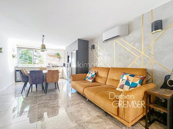 Dans le secteur recherché du Ponant à La Grande-Motte, découvrez ce T3 en duplex entièrement rénové de 61 m² habitables avec terrasse et possibilité de place de stationnement.

Situé dans la résidence Les Rives de Corail au 3ème et dernier étage sans ascenseur, l’appartement se déploie sur deux niveaux et offre un intérieur véritablement prêt à habiter : aucun travaux à prévoir, il ne reste qu’à poser ses valises !

La rénovation, complète et particulièrement soignée, ne s’est pas limitée à l’esthétique. L’isolation thermique et phonique, y compris celle des sols, l’électricité et la plomberie ont été entièrement reprises. La climatisation réversible installée dans tout le logement complète ce niveau de confort.

Dès l’entrée, la pièce de vie séduit par son sol en marbre, ses finitions contemporaines et son remarquable escalier en bois et métal mis en valeur par un éclairage intégré. La cuisine ouverte, réalisée sur mesure avec un plan de travail en chêne, s’intègre harmonieusement au séjour.

L’espace de vie bénéficie également d’une cheminée électrique décorative et chauffante, de nombreux rangements intégrés ainsi que d’un coin bureau discret et fonctionnel. L’ancienne loggia, entièrement intégrée au séjour/cuisine, contribue à créer un volume généreux et convivial. Un WC indépendant est également présent au premier niveau.

À l’étage, l’agencement a été intelligemment repensé afin d’optimiser chaque mètre carré. Il comprend deux chambres avec rangements ainsi qu’une salle de bains agrandie avec un second WC et équipée d’une baignoire balnéo. 

L’une des chambres s’ouvre directement sur une agréable terrasse de 7 m², tournée vers la verdure, sans vis-à-vis direct et particulièrement plaisante en fin de journée.

Une place de stationnement privative et couverte, située dans la résidence juste sous l’appartement, peut compléter ce bien en sus. Une demande d’installation d’une prise de recharge pour véhicule électrique a été déposée auprès du syndic et demeure en cours d’instruction.

La vente d’une partie du mobilier peut également être envisagée.

Précision relative aux surfaces et à la loggia : le certificat de mesurage mentionne une superficie de 50,03 m² loi Carrez et de 60,50 m² au sol. Il désigne le premier niveau sous l’intitulé « séjour/cuisine/loggia » et indique que la loggia a été intégrée en totalité au séjour/cuisine. À ce jour, aucun document attestant l’autorisation de cette intégration n’a été remis au mandataire ; ce point fera l’objet d’une vérification transparente dans le cadre du dossier de vente.

Découvrez en exclusivité cette pépite : coup de cœur assuré !

⸻

📞 Intéressé(e) ?

🎥 Accédez à la Visite virtuelle 360° depuis l'annonce pour une découverte immersive en toute autonomie.
Contactez Damien GREMBER – BSK Immobilier pour tout renseignement ou pour une visite sur place.