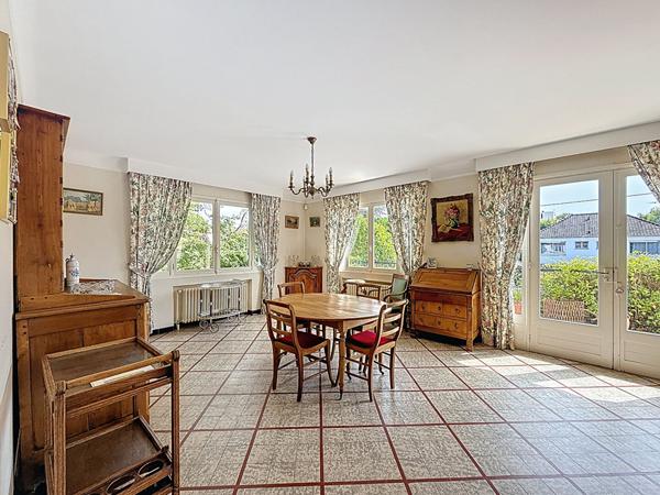 Maison située dans le centre ville de Meaux - quartier hôpital - proches écoles privées et publiques et commerces - 5 chambres - 2 bureaux - sous-sol total et jardin de 755 m2