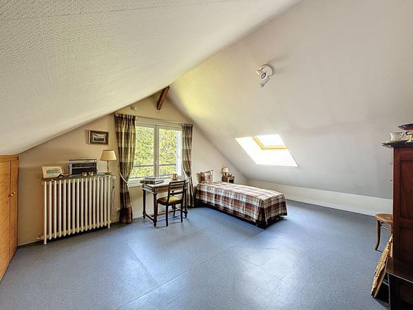 Maison située dans le centre ville de Meaux - quartier hôpital - proches écoles privées et publiques et commerces - 5 chambres - 2 bureaux - sous-sol total et jardin de 755 m2