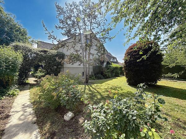 Maison située dans le centre ville de Meaux - quartier hôpital - proches écoles privées et publiques et commerces - 5 chambres - 2 bureaux - sous-sol total et jardin de 755 m2