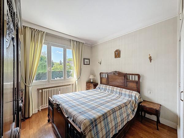 Maison située dans le centre ville de Meaux - quartier hôpital - proches écoles privées et publiques et commerces - 5 chambres - 2 bureaux - sous-sol total et jardin de 755 m2