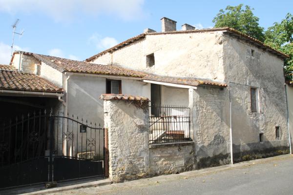 Marcillac-Lanville (16140) MAISON A BALET CHARENTAISE 100 M2 AVEC COUR