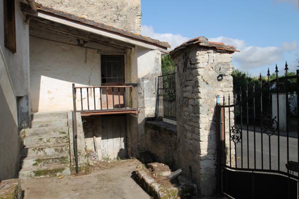 Marcillac-Lanville (16140) MAISON A BALET CHARENTAISE 100 M2 AVEC COUR