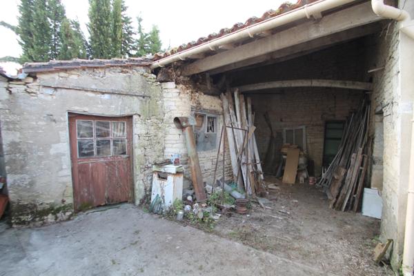 Marcillac-Lanville (16140) MAISON A BALET CHARENTAISE 100 M2 AVEC COUR