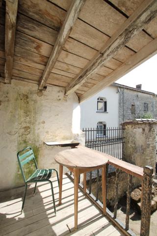 Marcillac-Lanville (16140) MAISON A BALET CHARENTAISE 100 M2 AVEC COUR