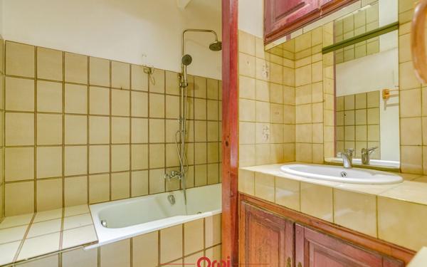 Appartement à vendre    3 pièces • 46,57 m2 Marseille 12