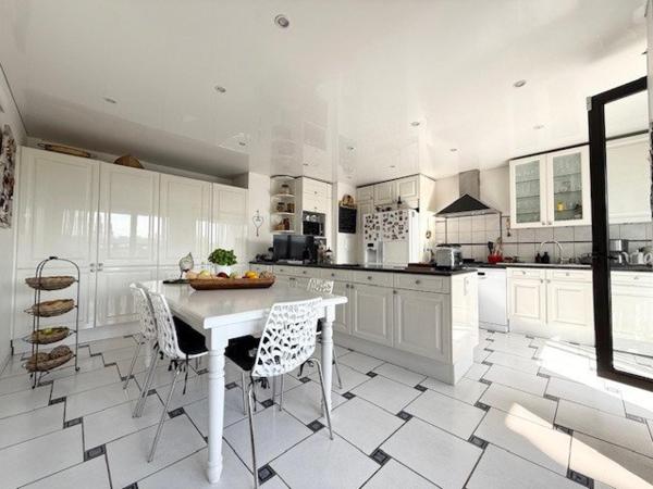 Appartement à LE CHESNAY, 78150 - 5 pièces 146m²