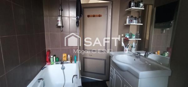 Ensemble immobilier d'environ 220 m² à HEDE BAZOUGES