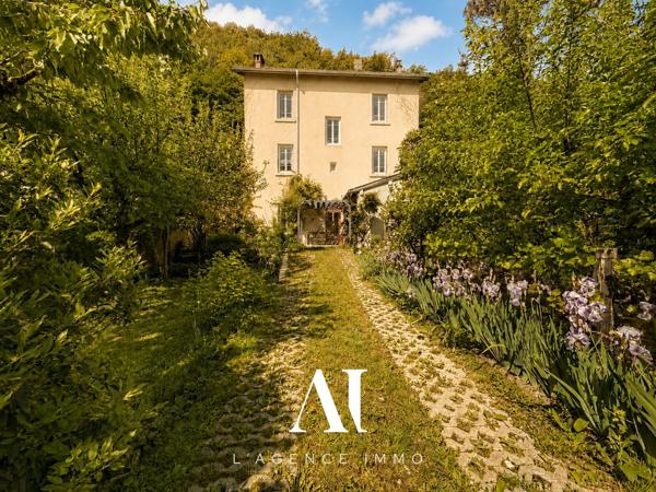 Maison individuelle 9 pièces, 237 m²  utiles, 2 grandes pièces de vie, 2 terrasses, jardin, cave, atelier, combles aménagées, idéale résidence principale ou secondaire dans un cadre naturel exceptionnel , CHALEY 01230