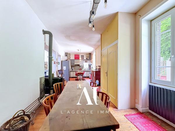 Maison individuelle 9 pièces, 237 m²  utiles, 2 grandes pièces de vie, 2 terrasses, jardin, cave, atelier, combles aménagées, idéale résidence principale ou secondaire dans un cadre naturel exceptionnel , CHALEY 01230