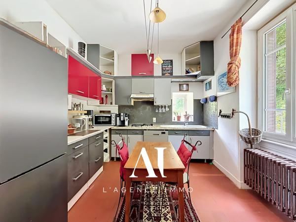 Maison individuelle 9 pièces, 237 m²  utiles, 2 grandes pièces de vie, 2 terrasses, jardin, cave, atelier, combles aménagées, idéale résidence principale ou secondaire dans un cadre naturel exceptionnel , CHALEY 01230