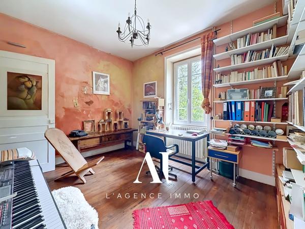 Maison individuelle 9 pièces, 237 m²  utiles, 2 grandes pièces de vie, 2 terrasses, jardin, cave, atelier, combles aménagées, idéale résidence principale ou secondaire dans un cadre naturel exceptionnel , CHALEY 01230