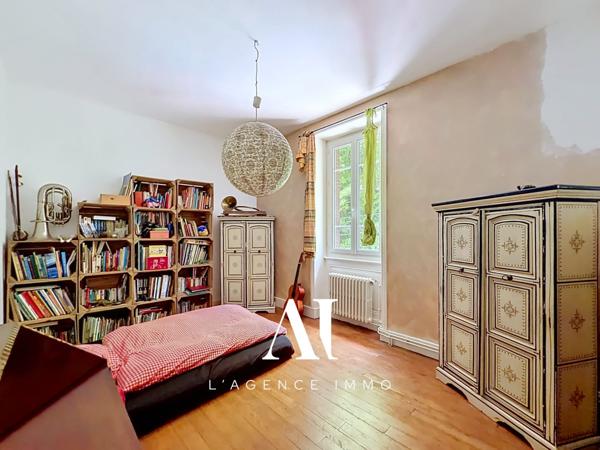 Maison individuelle 9 pièces, 237 m²  utiles, 2 grandes pièces de vie, 2 terrasses, jardin, cave, atelier, combles aménagées, idéale résidence principale ou secondaire dans un cadre naturel exceptionnel , CHALEY 01230