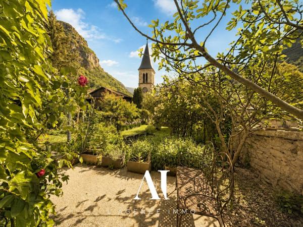 Maison individuelle 9 pièces, 237 m²  utiles, 2 grandes pièces de vie, 2 terrasses, jardin, cave, atelier, combles aménagées, idéale résidence principale ou secondaire dans un cadre naturel exceptionnel , CHALEY 01230