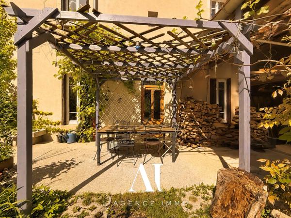 Maison individuelle 9 pièces, 237 m²  utiles, 2 grandes pièces de vie, 2 terrasses, jardin, cave, atelier, combles aménagées, idéale résidence principale ou secondaire dans un cadre naturel exceptionnel , CHALEY 01230