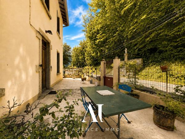 Maison individuelle 9 pièces, 237 m²  utiles, 2 grandes pièces de vie, 2 terrasses, jardin, cave, atelier, combles aménagées, idéale résidence principale ou secondaire dans un cadre naturel exceptionnel , CHALEY 01230