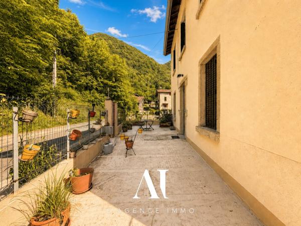 Maison individuelle 9 pièces, 237 m²  utiles, 2 grandes pièces de vie, 2 terrasses, jardin, cave, atelier, combles aménagées, idéale résidence principale ou secondaire dans un cadre naturel exceptionnel , CHALEY 01230