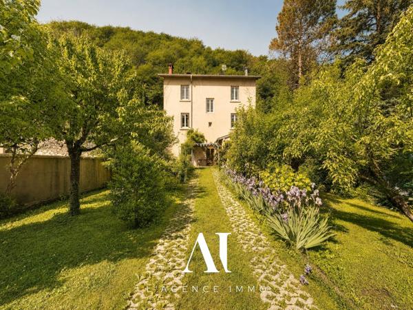 Maison individuelle 9 pièces, 237 m²  utiles, 2 grandes pièces de vie, 2 terrasses, jardin, cave, atelier, combles aménagées, idéale résidence principale ou secondaire dans un cadre naturel exceptionnel , CHALEY 01230