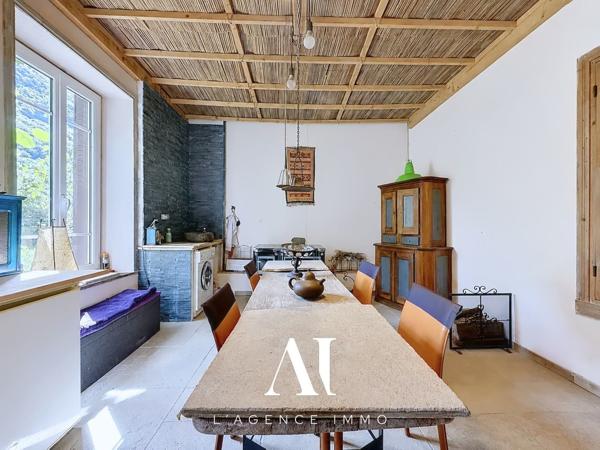 Maison individuelle 9 pièces, 237 m²  utiles, 2 grandes pièces de vie, 2 terrasses, jardin, cave, atelier, combles aménagées, idéale résidence principale ou secondaire dans un cadre naturel exceptionnel , CHALEY 01230