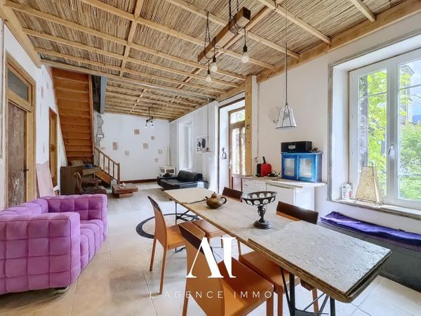 Maison individuelle 9 pièces, 237 m²  utiles, 2 grandes pièces de vie, 2 terrasses, jardin, cave, atelier, combles aménagées, idéale résidence principale ou secondaire dans un cadre naturel exceptionnel , CHALEY 01230