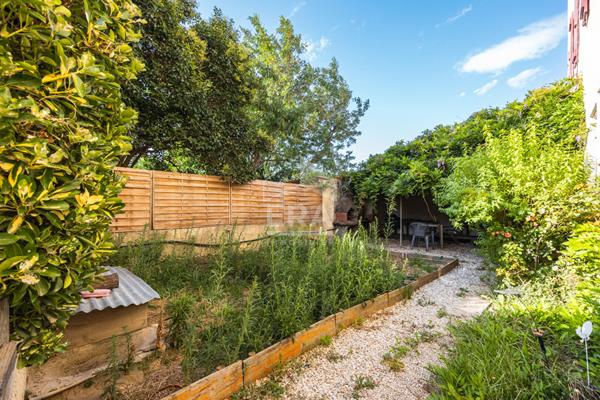 À vendre à Perpignan "Les Jardins Saint Jacques" : Maison 4 faces avec T2 indépendant, garage et jardin