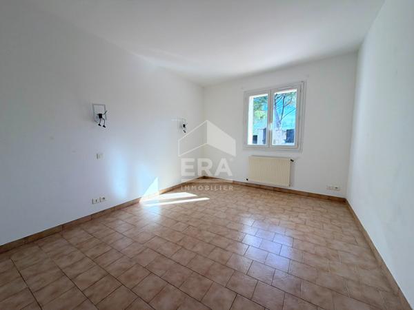 A LOUER LE PUY SAINTE REPARADE 13610 CENTRE VILLE MAISON PLAIN PIED DE TYPE 4 DE 106M² AVEC TERRAIN DE 300M² ET GARAGE 