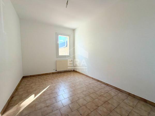 A LOUER LE PUY SAINTE REPARADE 13610 CENTRE VILLE MAISON PLAIN PIED DE TYPE 4 DE 106M² AVEC TERRAIN DE 300M² ET GARAGE 