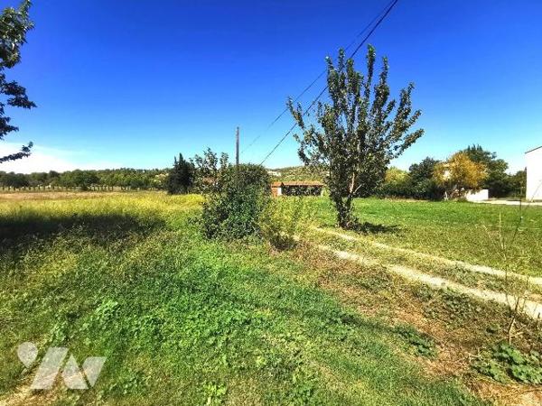 Mouriès à 5mn de la colline et du Golf à pied du centre village, dans secteur calme et résident...
