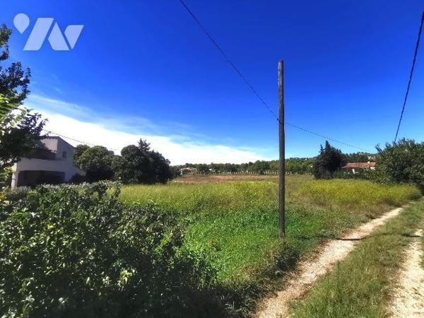 Mouriès à 5mn de la colline et du Golf à pied du centre village, dans secteur calme et résident...
