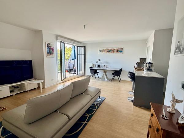 Appartement
         5 pièces
        - 105 m² Bien prestige 725 000 € *