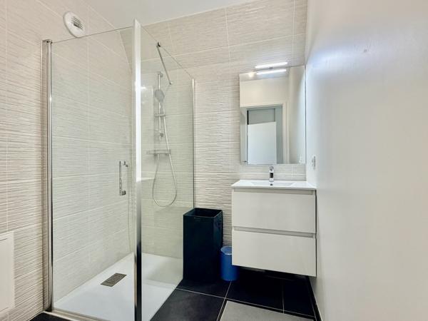 Appartement
         5 pièces
        - 105 m² Bien prestige 725 000 € *