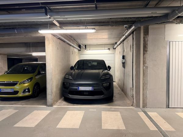 Appartement
         5 pièces
        - 105 m² Bien prestige 725 000 € *