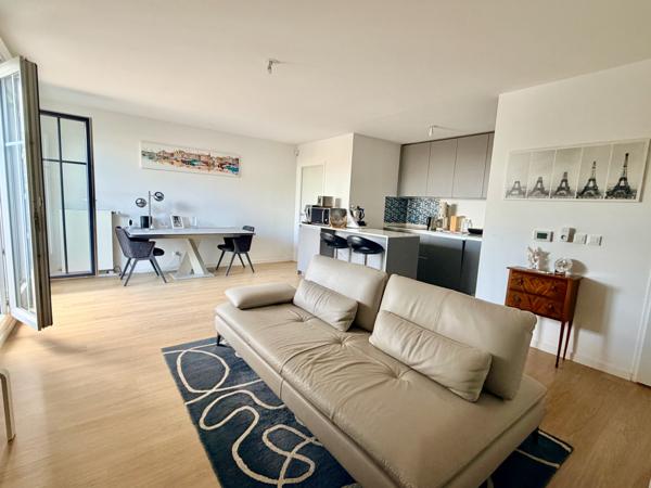 Appartement
         5 pièces
        - 105 m² Bien prestige 725 000 € *