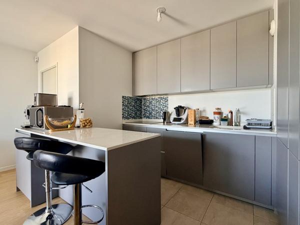 Appartement
         5 pièces
        - 105 m² Bien prestige 725 000 € *