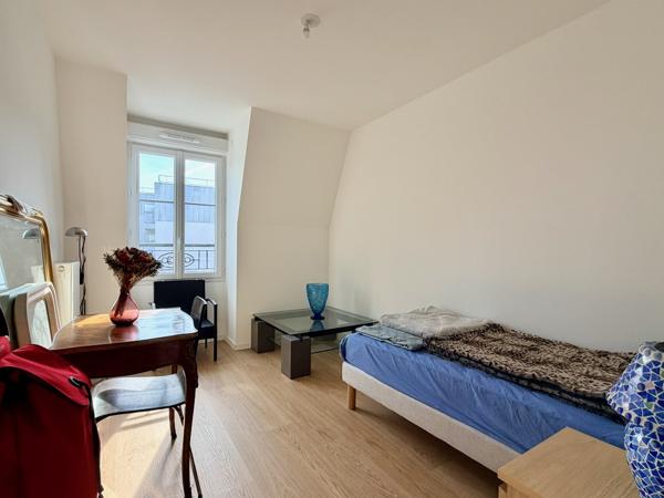 Appartement
         5 pièces
        - 105 m² Bien prestige 725 000 € *