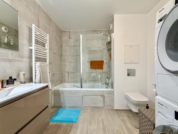 Appartement
         5 pièces
        - 105 m² Bien prestige 725 000 € *