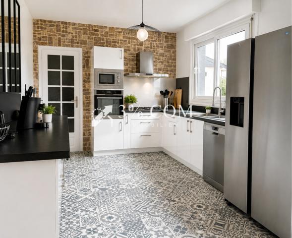 Maison
                                                                                                                                                                                                                                                                                                                        10 pièce(s)                                                                                                                                                                                                          5 chambre(s)                                                                                                                                                                                                          321  m²